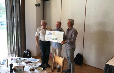 remise du don par le Président 2019-2020 du RC Sion André Gilloz et Jean-Daniel Balet, membre et amis de la Fondation au Président Pierre-Yves Maillard.